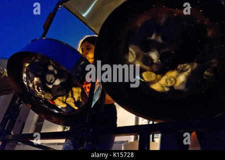 Il famoso di Mangrovie di banda in acciaio ripassando per il carnevale di Notting Hill presso la All Saints Road, London, Regno Unito Foto Stock