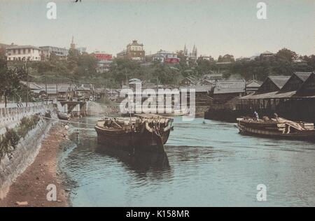 Mano cartolina colorata dei canali di Yokohama, barche in canal, la città in background, Giappone, 1922. Dalla Biblioteca Pubblica di New York. Foto Stock