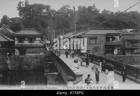 Colorati a mano cartolina con persone di andare oltre la Mayeta-bashi (Ponte) Yokohama, Giappone, 1912. Dalla Biblioteca Pubblica di New York. Foto Stock