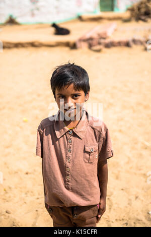 RAJASTHAN, INDIA - MARZO 07, 2016: immagine verticale della nativa ragazzo indiano sorridente nel deserto di Thar, situato vicino a Jaisalmer, la città dorata in India. Foto Stock