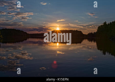 Tramonto, riflesso nel lago, Linnansaari, Finlandia Foto Stock