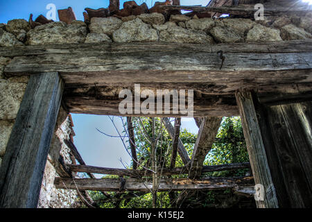 Campagna, East Serbia - Rovine di un ex cantina Foto Stock