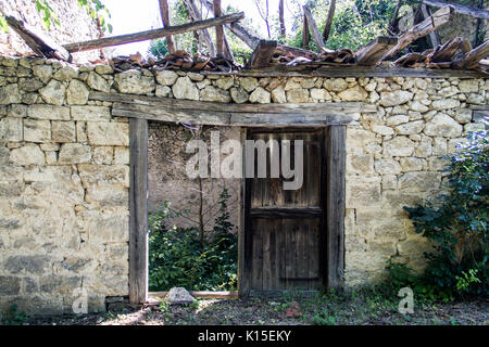 Campagna, East Serbia - Rovine di un ex cantina Foto Stock