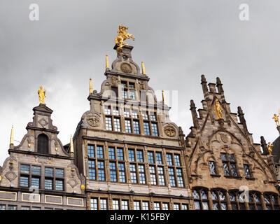 Facciate a capanna della case mercantili sulla grande piazza Grote Markt, Città Vecchia, Anversa, Belgio Foto Stock
