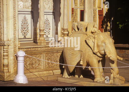 Elefante in marmo Mahajara presso il Palazzo di Città, Jaipur, Rajasthan, India Foto Stock