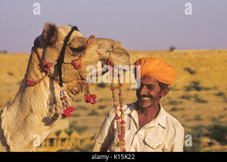 Un uomo e il suo cammello Jaisalmer, Rajasthan, India Foto Stock