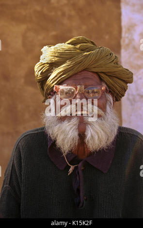 Uomo anziano con vetri rotti indossando turbante, Jaisalmer, Rajasthan, India Foto Stock