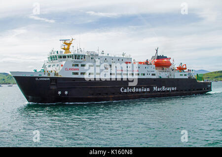 Grande in bianco e nero per veicoli passeggeri e di traghetto, Caledonian MacBrayne, a Oban Harbour, Scozia Foto Stock