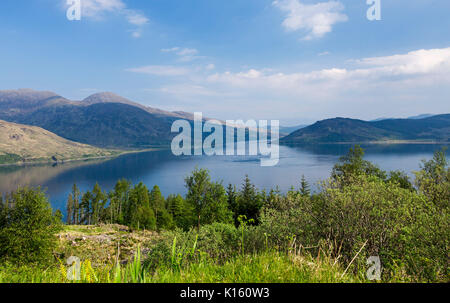 Lo straordinario paesaggio con vaste e calme acque blu della Baia di Glenelg avvolto da montagne sotto il cielo blu in Scozia Foto Stock