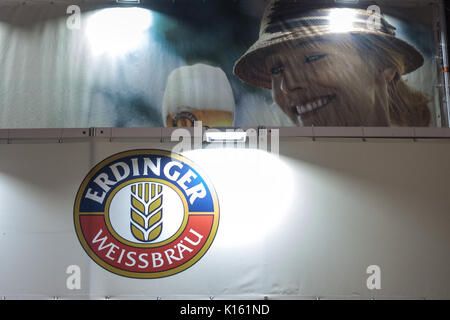 Belgrado, Serbia - Agosto 19, 2017: il Logo della birra Erdinger, presa su un Erdinger shop a Belgrado di notte. Erdinger è uno dei più noti Bavarian Foto Stock