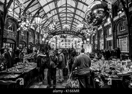 Marekt hall al Covent Garden di Londra - il famoso mercato di Apple - LONDRA / Inghilterra - 6 Dicembre 2017 Foto Stock