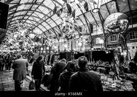 Marekt hall al Covent Garden di Londra - il famoso mercato di Apple - LONDRA / Inghilterra - 6 Dicembre 2017 Foto Stock