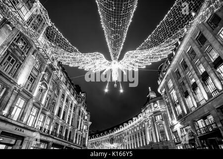 Angeli enorme fatta di luci appese su Regent Street a Londra in occasione del Natale - LONDRA / Inghilterra - 6 Dicembre 2017 Foto Stock