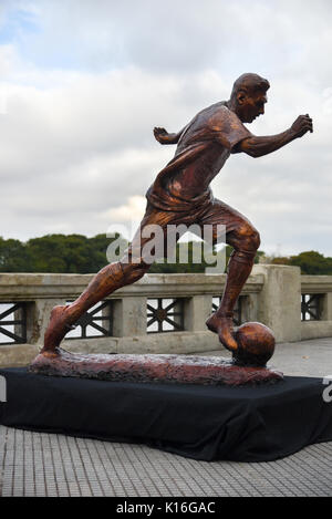 Buenos Aires, Argentina - Giu 28, 2016: la scultura della star del calcio Lionel Messi al Paseo de la Gloria in Buenos Aires. Foto Stock