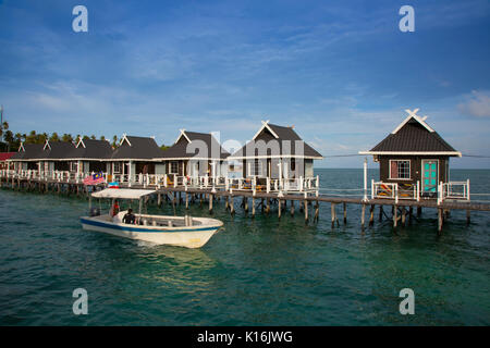 Bungalows turistica sull'oceano e la barca diving a Billabong Dive Resort, Mabul Island Foto Stock