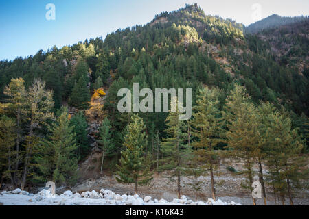 Sangla valley in Kinnaur in Himachal Pradesh dell India os una splendida valle ricca di fauna selvatica e di un semplice Himalayan cultura locale. Foto Stock