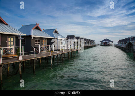 Bungalows turistica oltre l'oceano a Billabong Dive Resort, Mabul Island Foto Stock