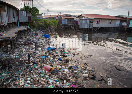 Immondizia di plastica e di altri rifiuti in mare accanto al villaggio galleggiante in Semporna, Borneo Foto Stock