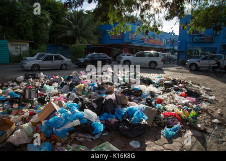 Enorme pila di immondizia di plastica e di altri rifiuti sul lato della strada in Semporna, Borneo Foto Stock