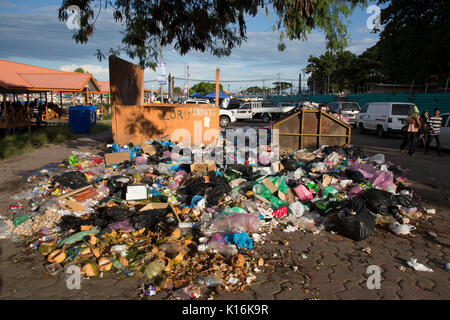 Enorme pila di immondizia di plastica e di altri rifiuti sul lato della strada in Semporna, Borneo Foto Stock