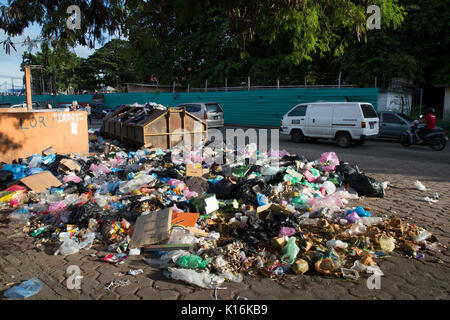 Enorme pila di immondizia di plastica e di altri rifiuti sul lato della strada in Semporna, Borneo Foto Stock