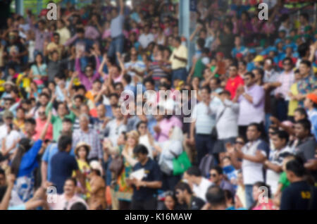 Sfocare lo sfondo della folla di gente a guardare lo spettacolo Foto Stock