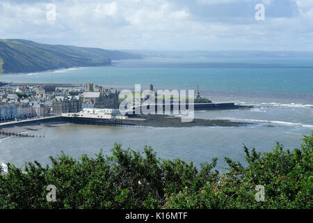 La spiaggia e il mare a Aberystwyth compresi Constitution Hill e la Scogliera Railway Foto Stock