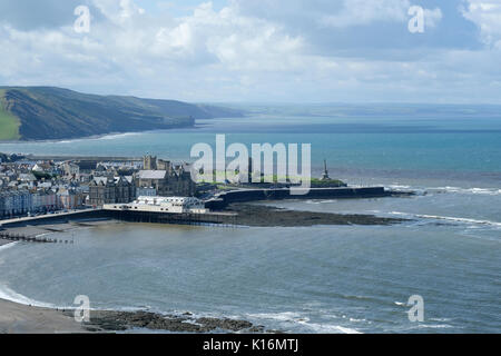 La spiaggia e il mare a Aberystwyth compresi Constitution Hill e la Scogliera Railway Foto Stock