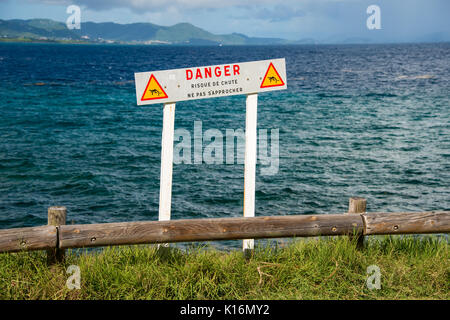 Segno francese avviso di persone di tenersi lontano da un pericoloso cliff edge in Martinica (non avvicinarsi, rischio di caduta) Foto Stock