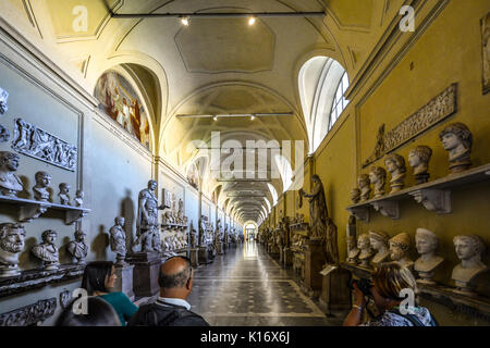 All'interno il Museo del Vaticano e la sala lunga di statue con busti di marmo e sculture antiche Foto Stock