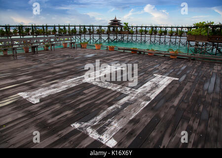 Di atterraggio per elicotteri pad al Mabul Water Bungalows sull isola di Mabul, Borneo Foto Stock