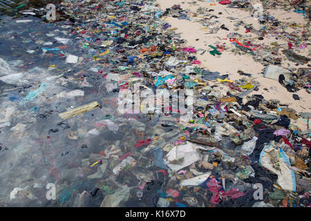 Immondizia di plastica e di altri rifiuti di copertura spiaggia sabbiosa Foto Stock
