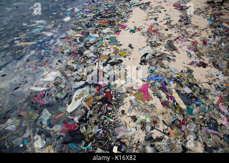 Immondizia di plastica e di altri rifiuti di copertura spiaggia sabbiosa Foto Stock
