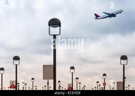 Delta Air Lines jet del passeggero il decollo dall'Aeroporto Internazionale Hartsfield-Jackson di Atlanta in Atlanta, Georgia. (USA) Foto Stock