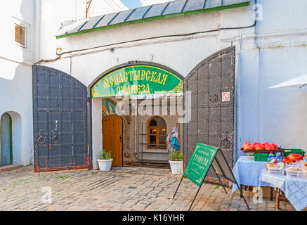 SERGIYEV POSAD, Russia - 29 giugno 2013: l'ingresso alla mensa del monastero di San Sergio Lavra della Trinità, il luogo dove i pellegrini possono avere una cena Foto Stock