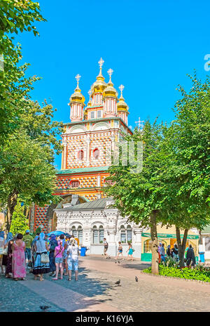 SERGIYEV POSAD, Russia - 29 giugno 2013: Il cancello chiesa di San Sergio Lavra della Trinità è uno dei più colorato e scenic oggetti in complessi su giugno Foto Stock