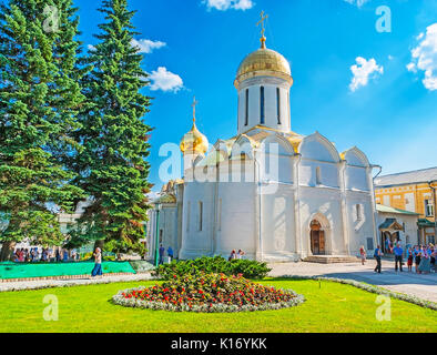 SERGIYEV POSAD, RUSSIA - Giugno 29, 2013: la New Scenic 5 posti letto di fiori nella parte anteriore della Trinità, la più antica chiesa di San Sergio Lavra, 29 giugno in Foto Stock