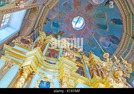 SERGIYEV POSAD, Russia - 29 giugno 2013: Il pittoresco interno della chiesa di Smolensk Icona della Madre di Dio, la cupola è coperto con affreschi, icono Foto Stock