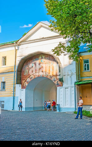 SERGIYEV POSAD, Russia - 29 giugno 2013: il presupposto Porta San Sergio Lavra Trinità sono confinante con la Porta Santa, è decorato con un grande affresco Foto Stock