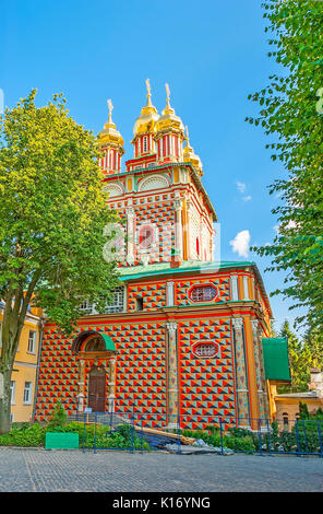 La vista laterale della porta della chiesa di San Giovanni Battista, le sue pareti sono coperte con splendidi motivi colorati, l'edificio viene rabboccato con la golden oni Foto Stock