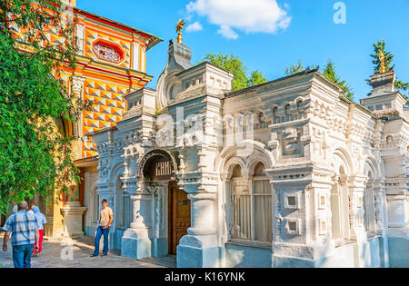 SERGIYEV POSAD, RUSSIA - Giugno 29, 2013: edificio storico del book store in San Sergio Lavra della Trinità si trova accanto alla porta la Chiesa di San Giovanni Foto Stock