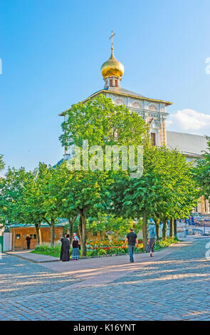 SERGIYEV POSAD, RUSSIA - Giugno 29, 2013: la cupola dorata del refettorio chiesa di San Sergio Lavra Trinità sorge oltre la lussureggiante vegetazione del giardino locale, Foto Stock