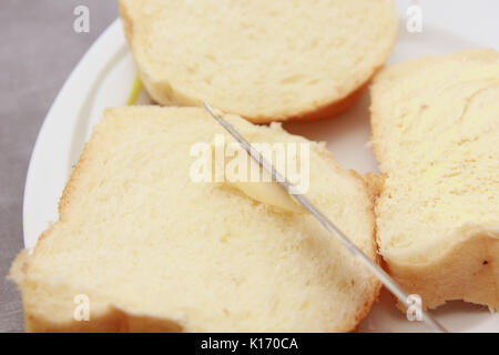 Pane, coltello e burro. Foto Stock