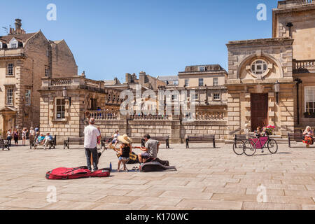 5 Luglio 2017: bagno, Somerset, Inghilterra, Regno Unito - Buskers a Kingston Parade, una piccola piazza accanto ai Bagni Romani. Foto Stock