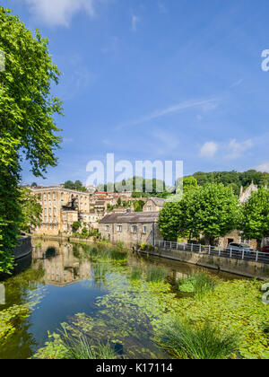 7 Luglio 2017: Bradford on Avon, Somerset, Inghilterra, Regno Unito - il fiume Avon dal ponte della città. Foto Stock