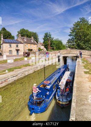 7 Jully 2017: Bradford on Avon, Somerset, Inghilterra, Regno Unito - Due narrowboats passando attraverso un blocco sul Kennet and Avon Canal. Foto Stock