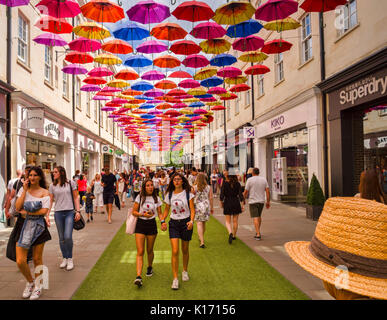 8 Luglio 2017: bagno, Somerset, Inghilterra, Regno Unito - Shopping in SouthGate shopping center. Al di sopra della città è l'installazione di 1000 ombrelli. Foto Stock