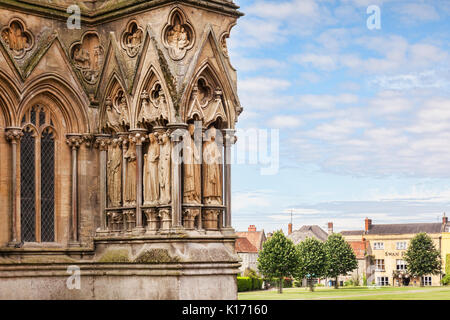 9 Luglio 2017: Wells, Somerset, Inghilterra, Regno Unito - un dettaglio della Cattedrale di Wells e cattedrale verde. Foto Stock