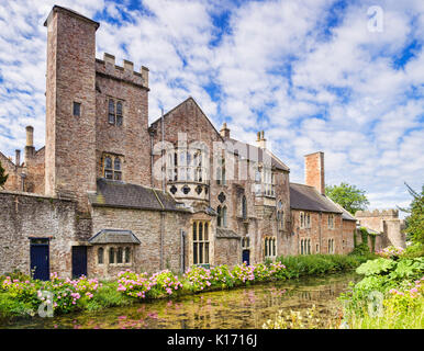 9 Luglio 2017: Wells, Somerset, Inghilterra, Regno Unito - Palazzo dei Vescovi e dei giardini in estate. Foto Stock