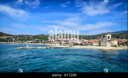 Antica torre di Ouranoupolis sulla penisola di Athos a Halkidiki, Grecia Foto Stock